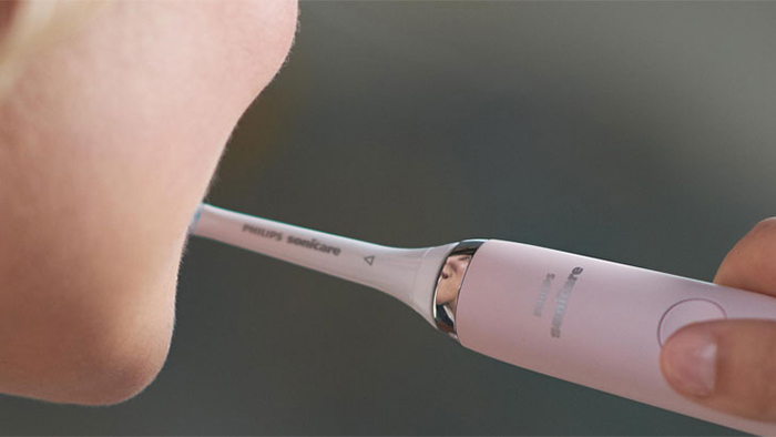 How to use an electric toothbrush