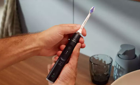 How long to wait to eat after brushing teeth