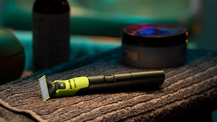Philips OneBlade 360 with connectivity: Ultra-slim handle design